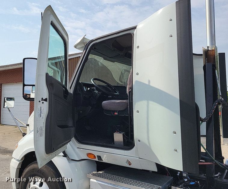 image for item DP5249 2019 International RH613  semi truck