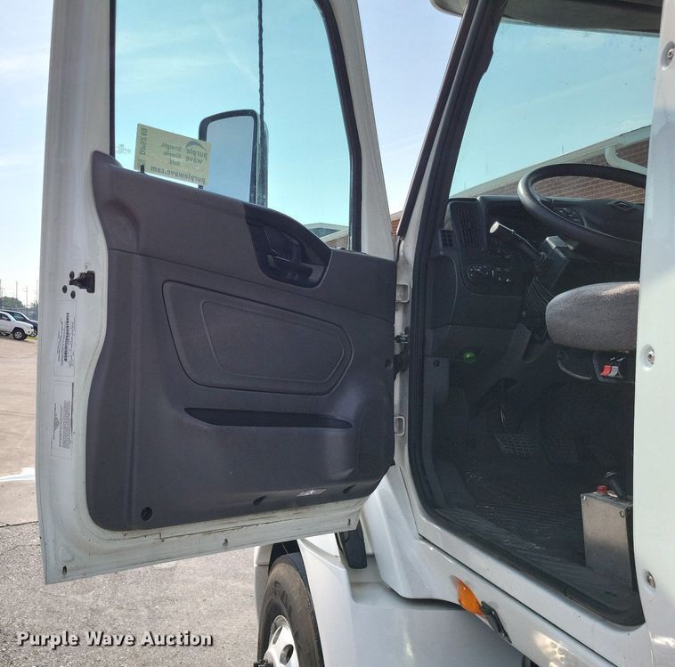 image for item DP5249 2019 International RH613  semi truck