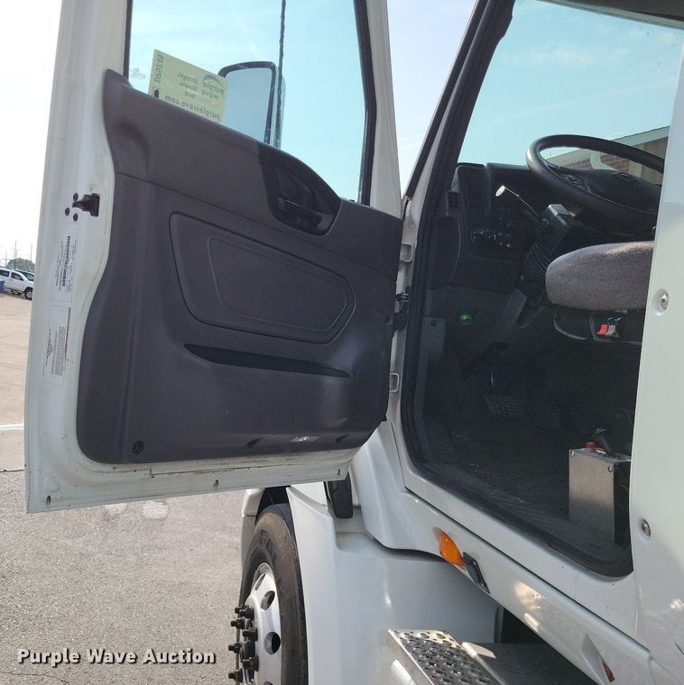 image for item DP5249 2019 International RH613  semi truck