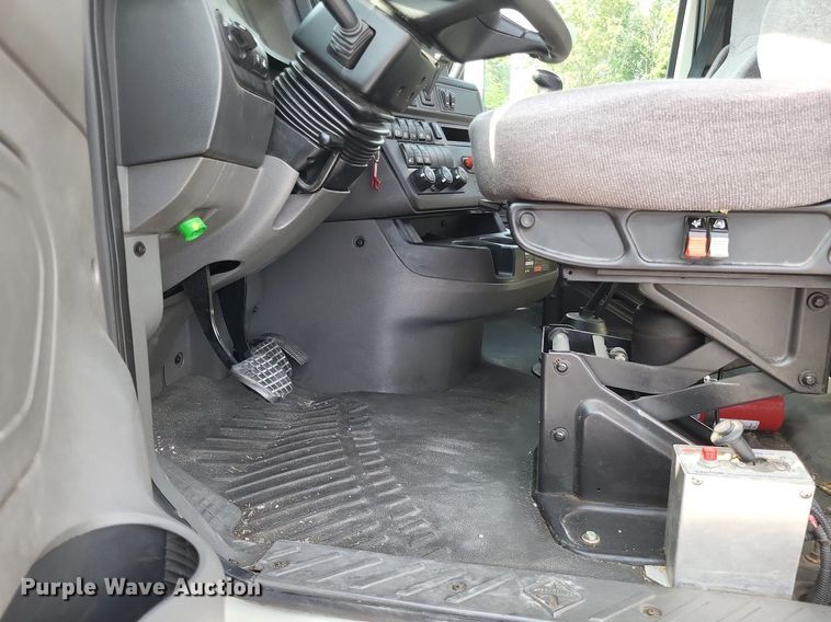 image for item DP5249 2019 International RH613  semi truck