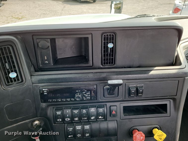 image for item DP5249 2019 International RH613  semi truck