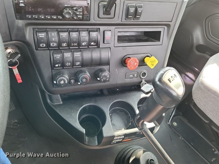 image for item DP5249 2019 International RH613  semi truck