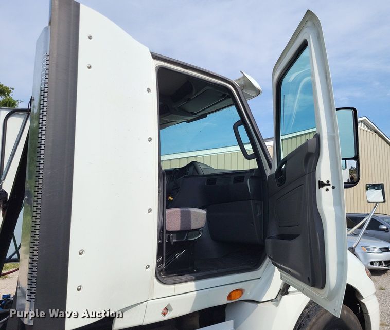 image for item DP5249 2019 International RH613  semi truck