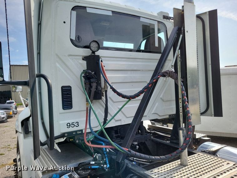 image for item DP5249 2019 International RH613  semi truck