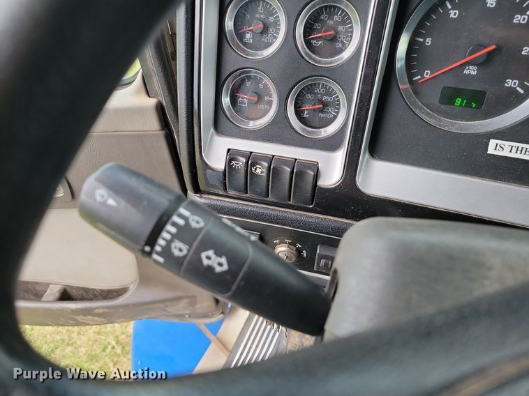 image for item JE9564 2012 Kenworth T440  mobile command center truck