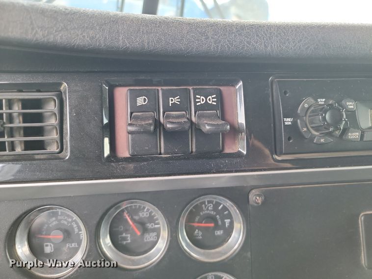 image for item JE9564 2012 Kenworth T440  mobile command center truck