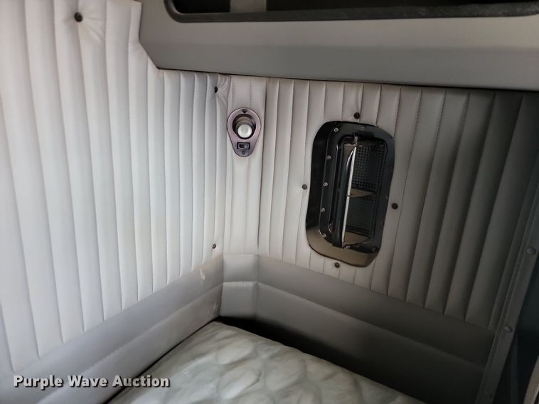 image for item JE9564 2012 Kenworth T440  mobile command center truck