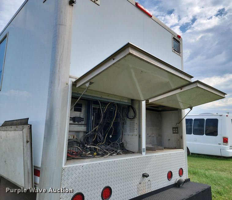 image for item JE9564 2012 Kenworth T440  mobile command center truck