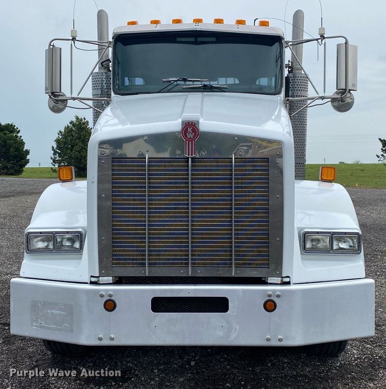 image for item KB9447 2003 Kenworth T800 semi truck