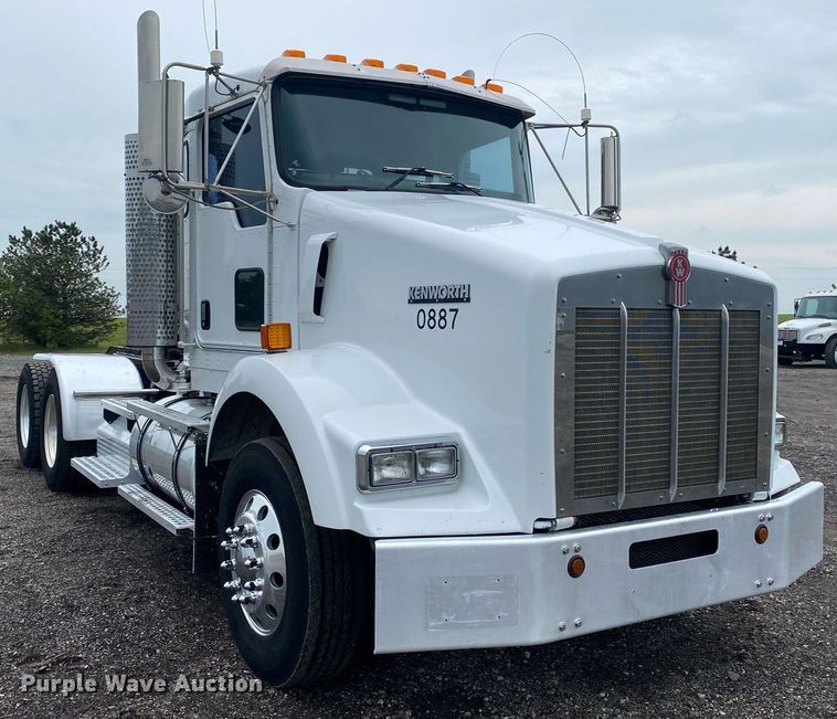 image for item KB9447 2003 Kenworth T800 semi truck
