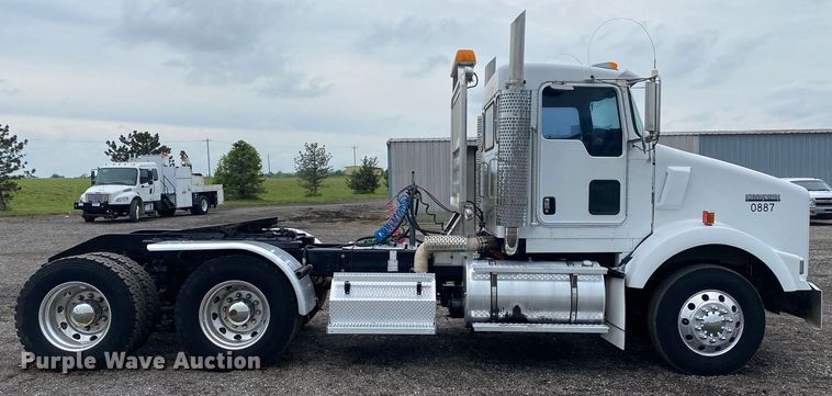 image for item KB9447 2003 Kenworth T800 semi truck