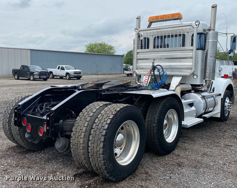 image for item KB9447 2003 Kenworth T800 semi truck