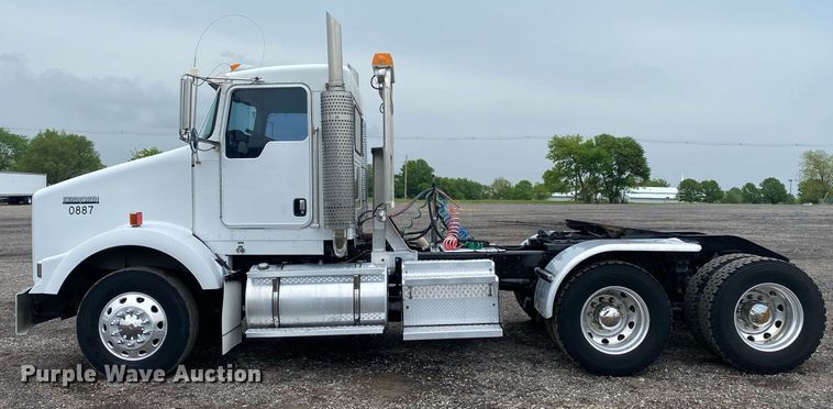 image for item KB9447 2003 Kenworth T800 semi truck