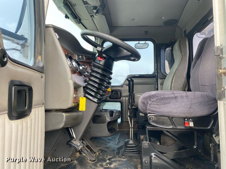 image for item KB9447 2003 Kenworth T800 semi truck