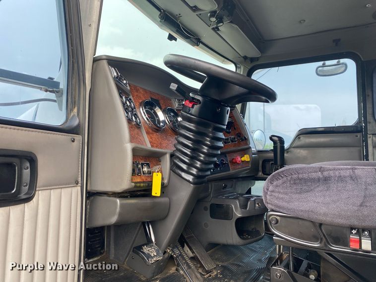 image for item KB9447 2003 Kenworth T800 semi truck