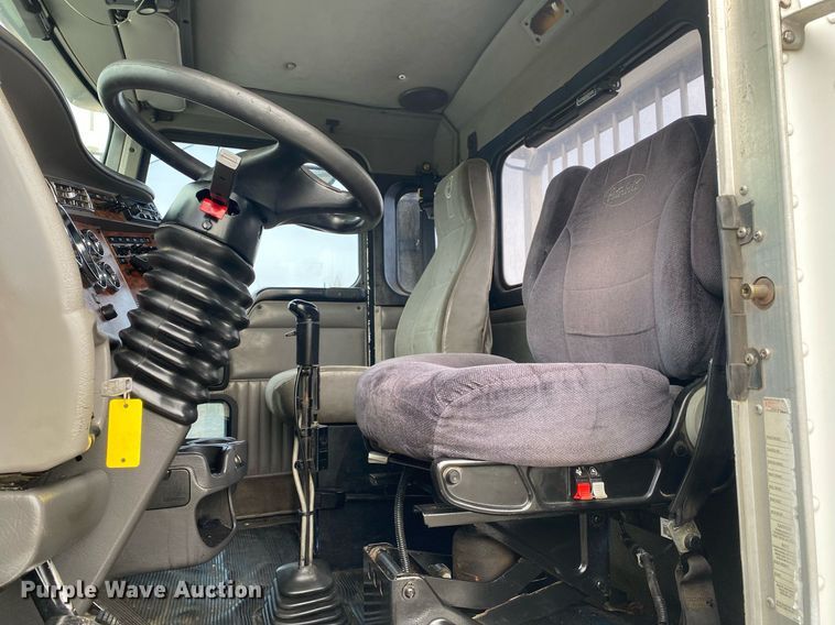 image for item KB9447 2003 Kenworth T800 semi truck