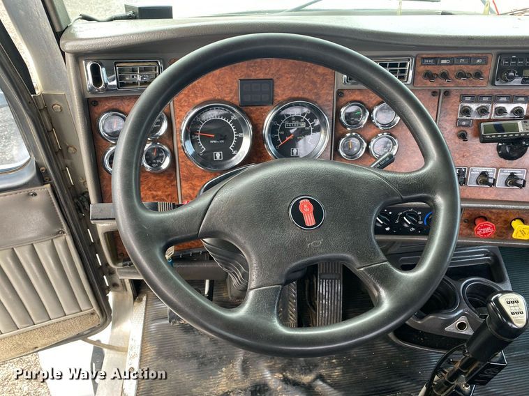 image for item KB9447 2003 Kenworth T800 semi truck