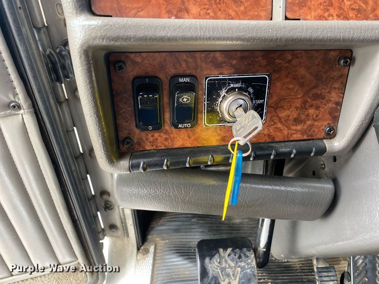 image for item KB9447 2003 Kenworth T800 semi truck