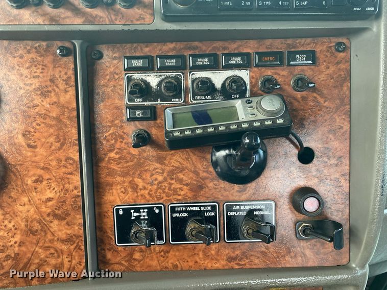 image for item KB9447 2003 Kenworth T800 semi truck