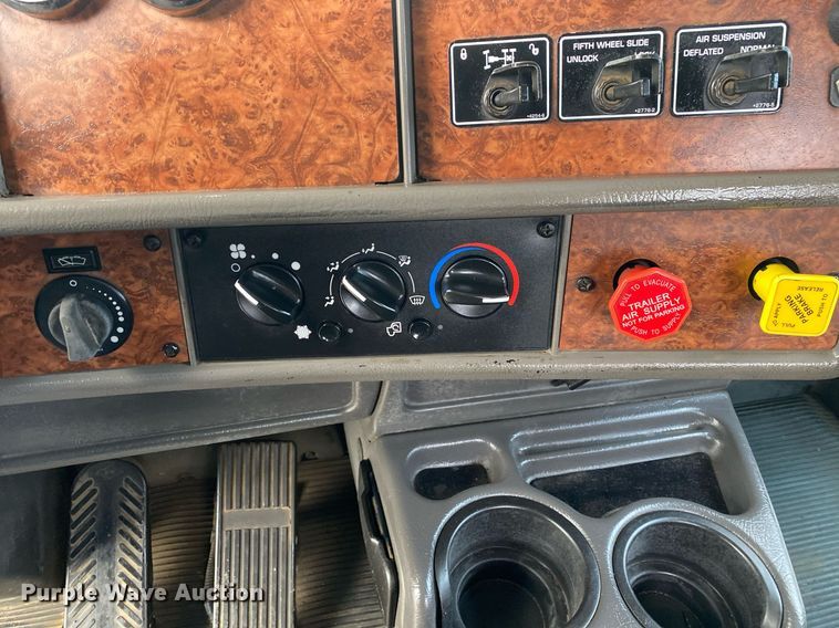 image for item KB9447 2003 Kenworth T800 semi truck