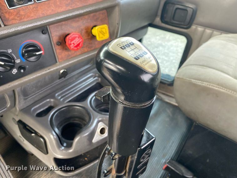 image for item KB9447 2003 Kenworth T800 semi truck