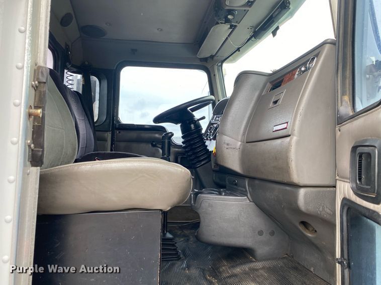 image for item KB9447 2003 Kenworth T800 semi truck