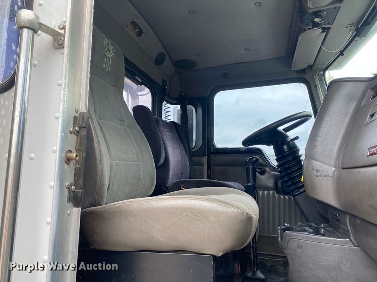 image for item KB9447 2003 Kenworth T800 semi truck