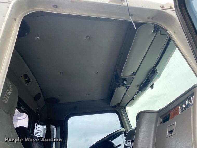 image for item KB9447 2003 Kenworth T800 semi truck