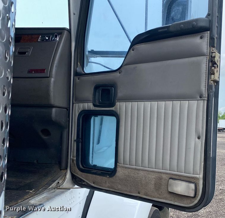 image for item KB9447 2003 Kenworth T800 semi truck