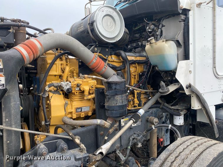 image for item KB9447 2003 Kenworth T800 semi truck