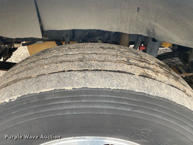 image for item KB9447 2003 Kenworth T800 semi truck