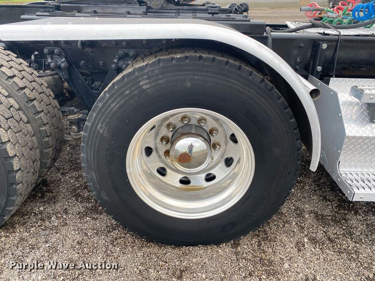 image for item KB9447 2003 Kenworth T800 semi truck