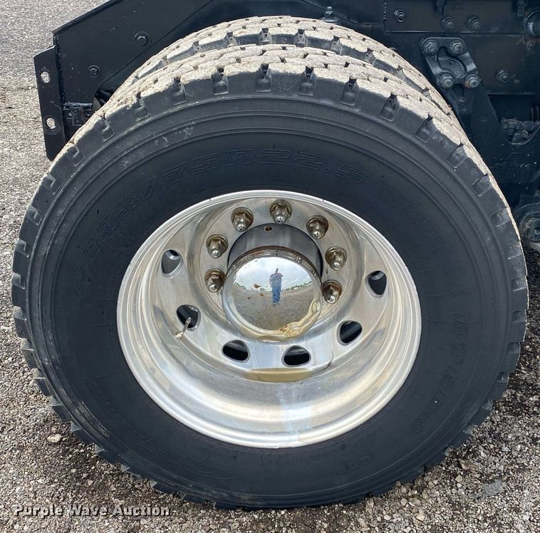 image for item KB9447 2003 Kenworth T800 semi truck