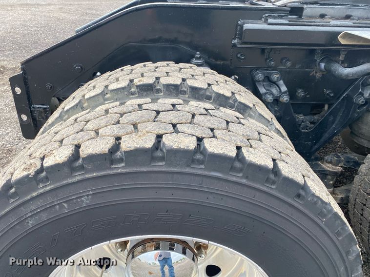 image for item KB9447 2003 Kenworth T800 semi truck