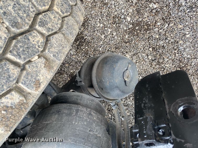 image for item KB9447 2003 Kenworth T800 semi truck