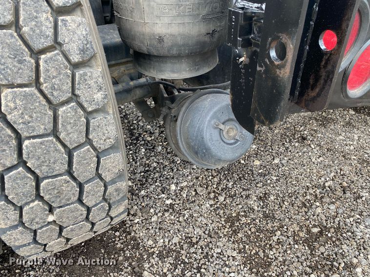 image for item KB9447 2003 Kenworth T800 semi truck