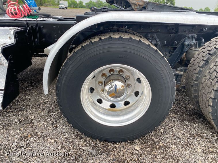 image for item KB9447 2003 Kenworth T800 semi truck