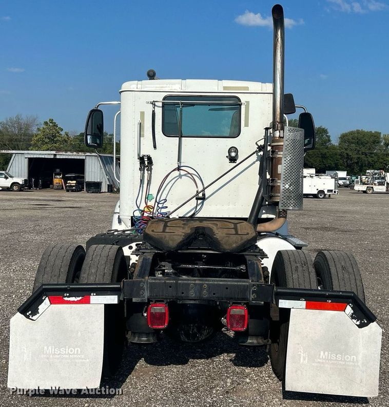 image for item KW9063 2006 International 9200i  semi truck