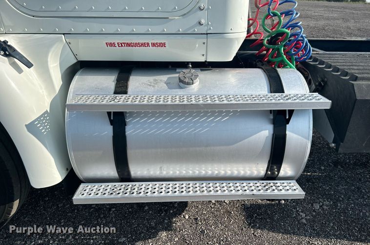 image for item KW9063 2006 International 9200i  semi truck