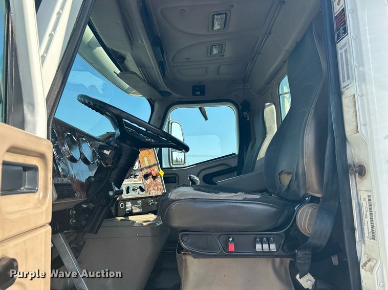 image for item KW9063 2006 International 9200i  semi truck