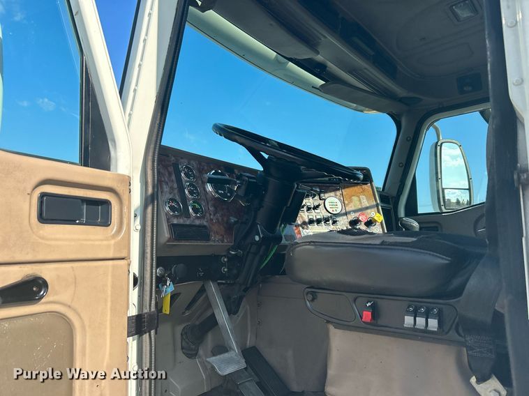 image for item KW9063 2006 International 9200i  semi truck