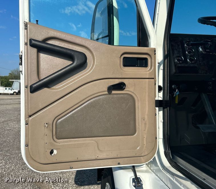 image for item KW9063 2006 International 9200i  semi truck