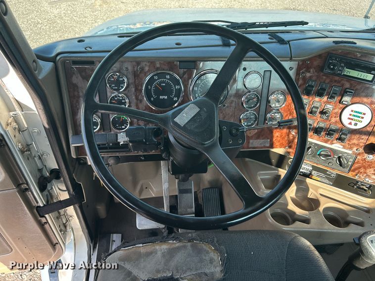 image for item KW9063 2006 International 9200i  semi truck