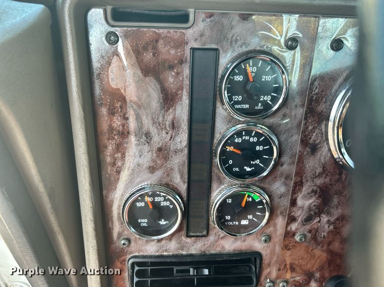 image for item KW9063 2006 International 9200i  semi truck