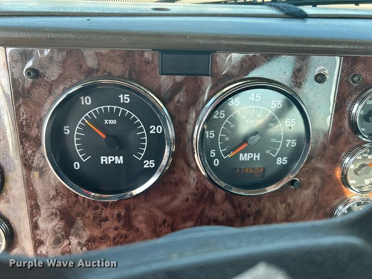 image for item KW9063 2006 International 9200i  semi truck