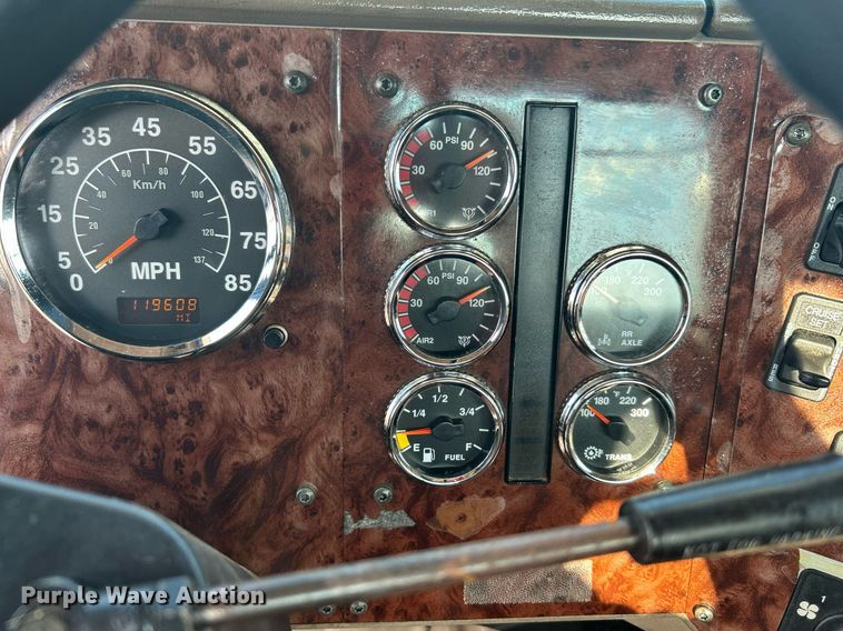 image for item KW9063 2006 International 9200i  semi truck