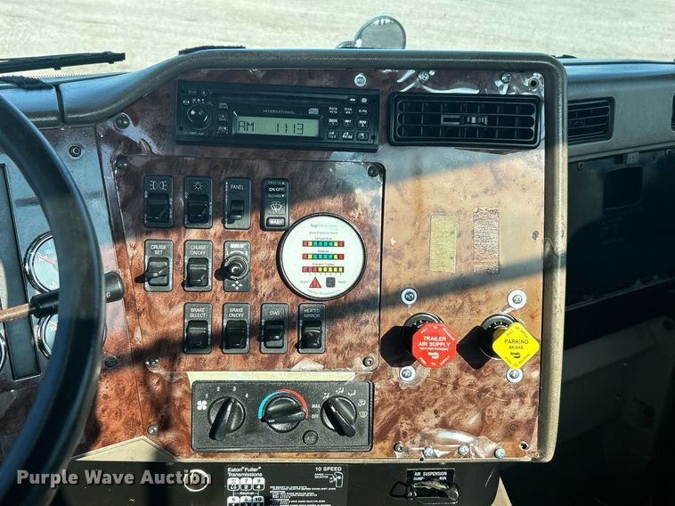 image for item KW9063 2006 International 9200i  semi truck