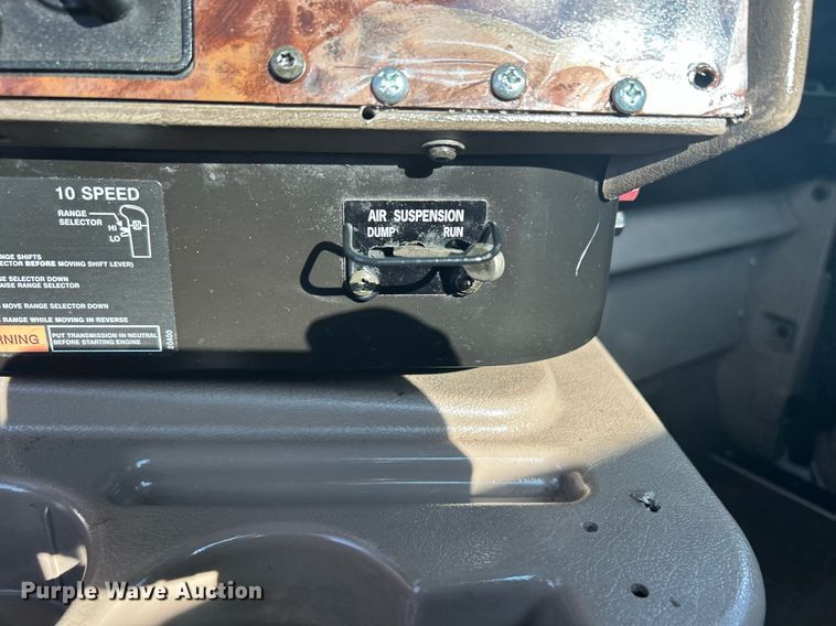 image for item KW9063 2006 International 9200i  semi truck