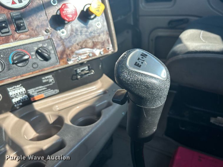 image for item KW9063 2006 International 9200i  semi truck