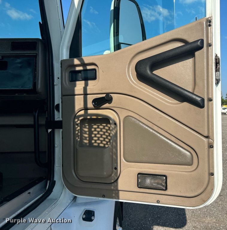 image for item KW9063 2006 International 9200i  semi truck